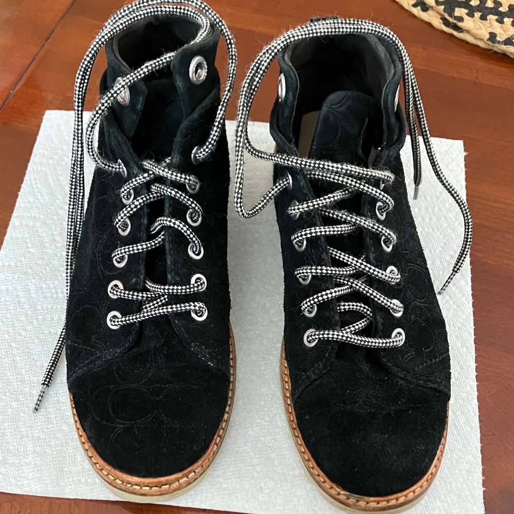 Coach Beige Sole with Black Detail. Size 8. Women’s. EUC